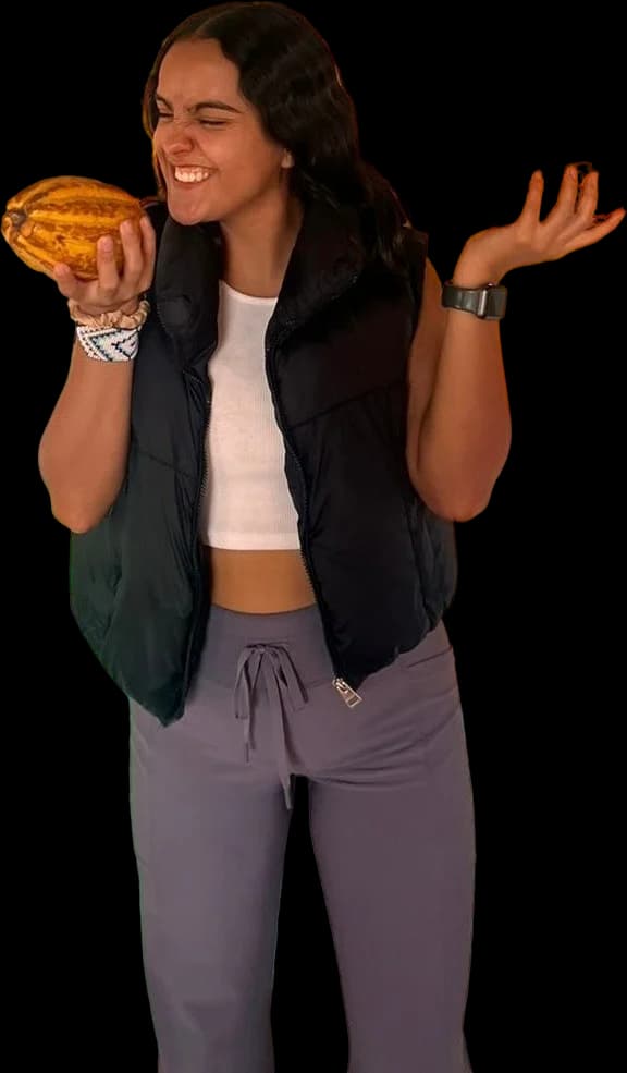 Antonia Mazón sonriendo con una mazorca de cacao