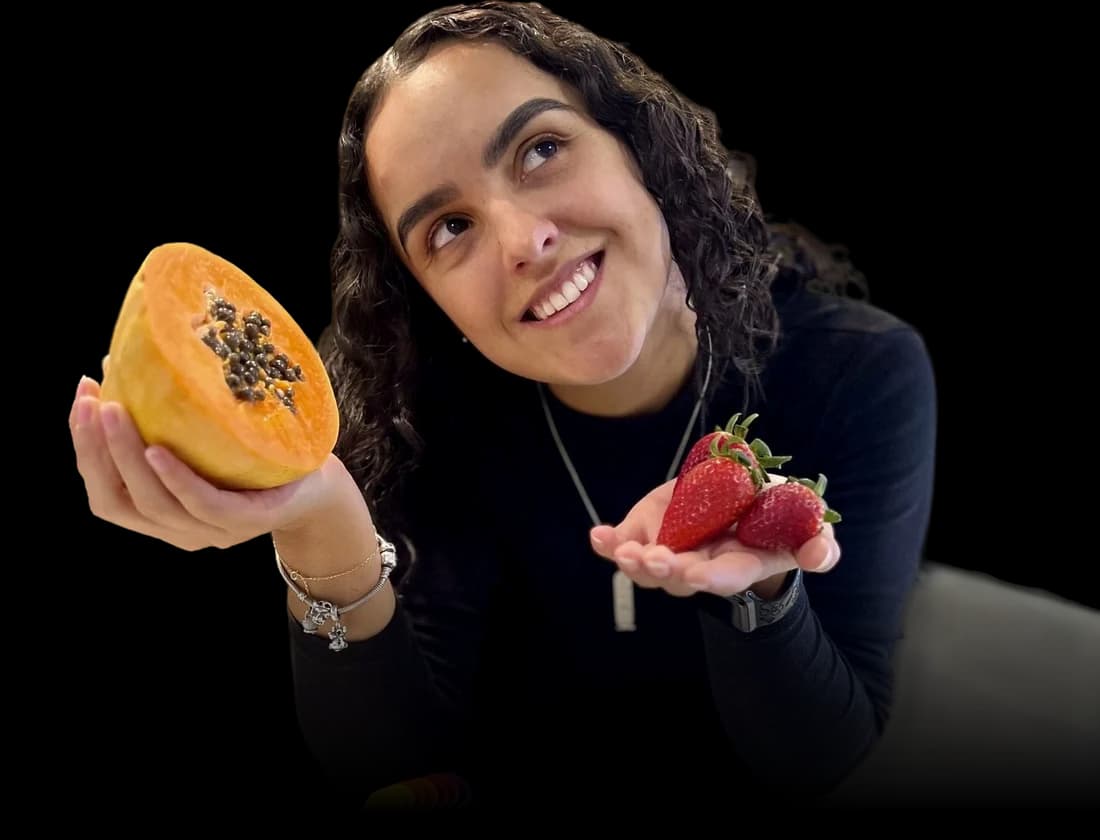 Antonia Mazón, dietista-nutricionista de NutriVibes, con una papaya y fresas